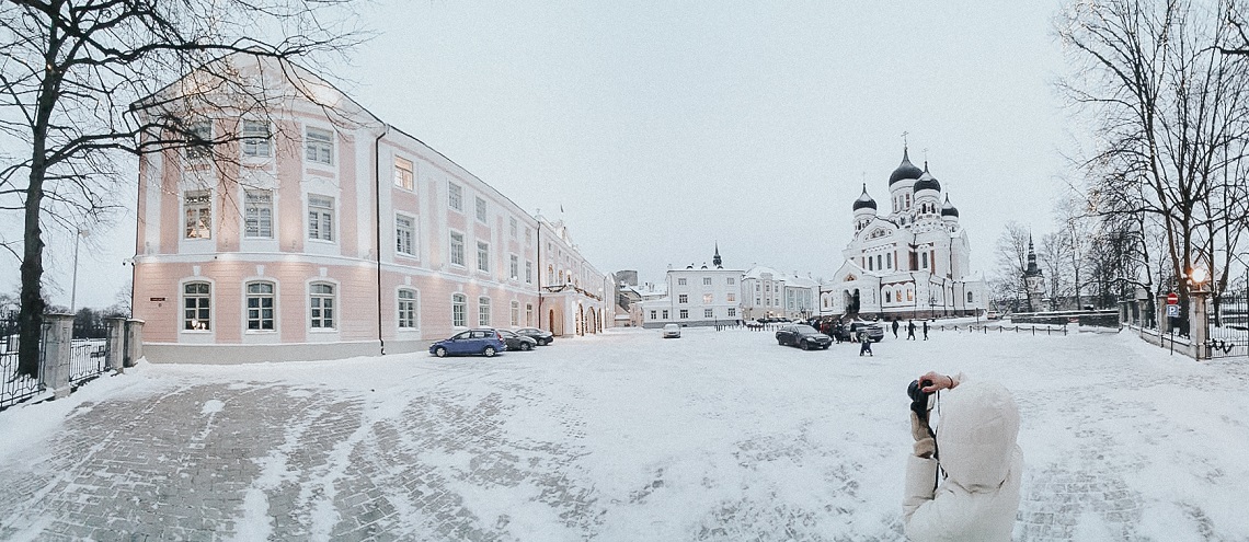 Das Estnische Parlament links und die prunkvolle Alexander Newski Kathedrale rechts