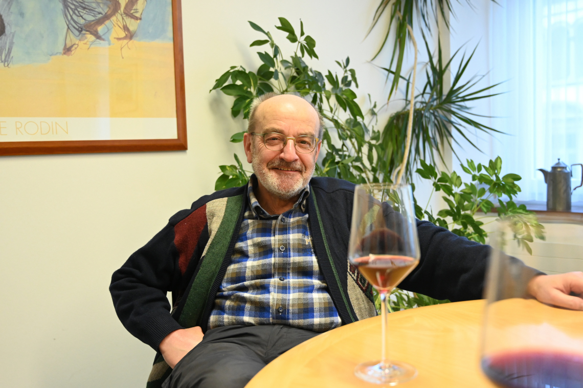 Dr. Fritz Schiesser, Alt-Ständerat, bei einem Glas Wein. (Foto: FJ)