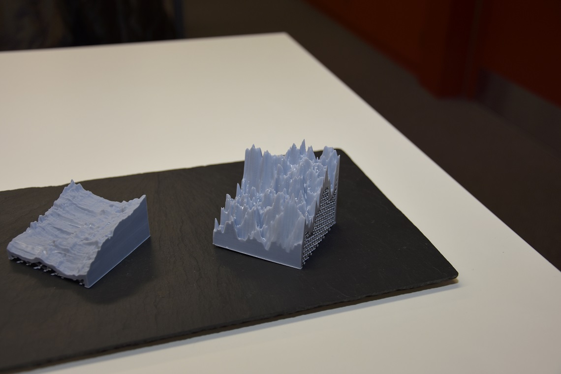 3D-Druck eines 1000-fach vergrösserten Stückchens Alufolie. Links die glänzende Seite, rechts die matte. In der Höhe ist die Vergrösserung 50 000-fach.